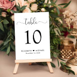 Elegante Script-Hochzeitsempfehlung Tischnummer<br><div class="desc">Elegantes Hochzeitszeichen mit Tischnummer "Tisch" in einem stilvollen Drehbuch mit Swashes,  die Tischnummer in klassischer Serifentypografie,  Ihre Vornamen verbunden durch ein Herz und Ihr Empfang Datum. Erstellen Sie jedes Tischnummer-Zeichen und fügen Sie Ihren Warenkorb ein nach dem anderen,  dann Karo aus,  sobald alle Zahlen in Ihrem Warenkorb sind.</div>