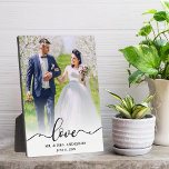 Elegante Script Liebe Mr. & Mrs. Wedding Foto Fotoplatte<br><div class="desc">Liebe Elegant Script Mr. & Mrs. Wedding Foto Plaque</div>