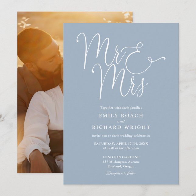Elegante Script Mr. and Mrs. Foto Dusty Blue Weddi Einladung (Vorne/Hinten)