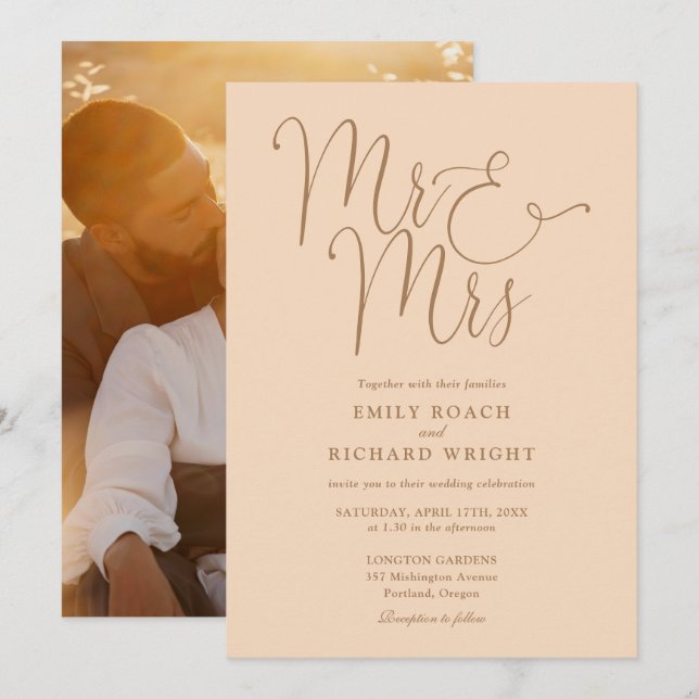 Elegante Script Mr. and Mrs. Foto Soft Peach Weddi Einladung (Vorne/Hinten)
