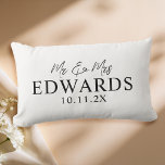 Elegante Script Personalisiert Mr. Wedding Lendenkissen<br><div class="desc">Elegantes Drehbuch Personalisiert Mr. Wedding. Personalisieren Sie Ihre Daten mit Namen und Datum.</div>