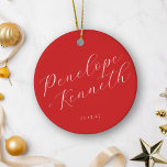 Elegante Script Red Christmas Personalisiert Keramik Ornament<br><div class="desc">Feiern Sie Ihren besonderen Tag mit diesem wunderschönen, personalisierten Ornament aus roter Keramik, mit eleganten Schriftzeichen zum Gedenken an Ihre Weihnachtsfeier. Passen Sie es mit Ihren Namen und dem Hochzeitstag an, um einen zeitlosen Sake zu schaffen, der auf Ihrem Baum noch viele Jahre lang glänzen wird. Das klassische rote Design...</div>