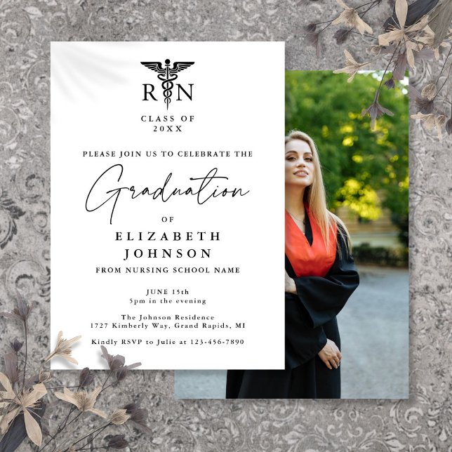 Elegante Script RN Nursing Foto Graduation Party Einladung (Elegant Script RN Nursing Photo Graduation Party Invitation)