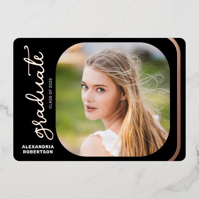 Elegante Script-Rose Gold 2 Foto Graduation Party Folieneinladung (Vorderseite)