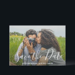 Elegante Script Typografie Moderne Hochzeit Save The Date<br><div class="desc">Moderne Wedding Foto Save the Date Card mit einem schlichten Design mit eleganter Schriftzypografie über Ihrem Lieblingsbild. Die Rückseite hat zwei quadratische Fotos zusammen mit Ihrer persönlichen Botschaft in Schwarz und Weiß.</div>