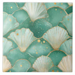 Elegante Seashell & Gold Keramik Tile Fliese<br><div class="desc">Bringen Sie die ruhige Schönheit des Ozeans in Ihre Zuhause mit dieser luxuriösen Keramik mit Aquarell-inspiriert Muschelmuster. Das Design zeigt sanfte Grüntöne aus Meeresfrüchten, Türkis und Aqua, die zarte Akzente setzen, goldfarbene Konturen und subtile Pracht geben dem friedlichen Charme eines tropischen Küstenabschnitts Ausdruck. Jede Kachel fühlt sich wie ein kleines...</div>
