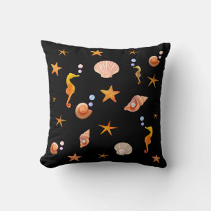 Elegante Seepferde, Muscheln und Sterne auf schwar Kissen