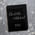 Elegante Signatur-Script Schwarz-Weiß-Hochzeit Planer<br><div class="desc">Eleganter,  schwarz-weißer Hochzeitsplaner personalisiert mit Signature Stilnamen. Entwickelt von Thisisnotme©</div>