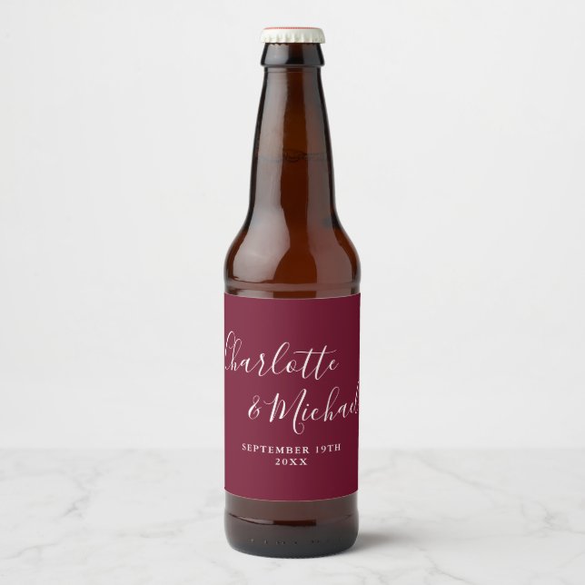 Elegante Signature Script Burgundy Hochzeit Bierflaschenetikett (Vorderseite)