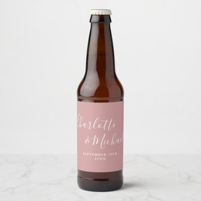 Elegante Signature Script Dusty Rose Hochzeit Bierflaschenetikett (Vorderseite)