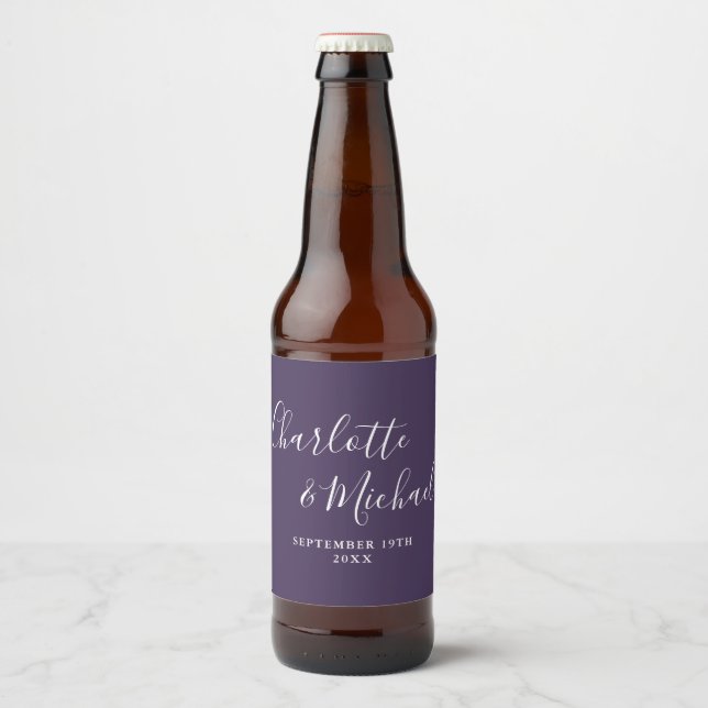 Elegante Signature Script Lila Hochzeit Bierflaschenetikett (Vorderseite)