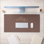 Elegante Signature Script Monogram Brown Schreibtischunterlage<br><div class="desc">Auf dem Desk Mat finden Sie das Schriftart Duo moderner Kalligraphie und eleganten Serif-Schriftart.</div>