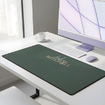 Elegante Signature Script Monogram Green Schreibtischunterlage<br><div class="desc">Auf dem Desk Mat finden Sie das Schriftart Duo moderner Kalligraphie und eleganten Serif-Schriftart.</div>