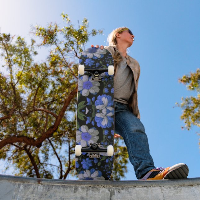 Elegante silberblaue, elegante Retrofloralen Skateboard (Außenbereich 1)