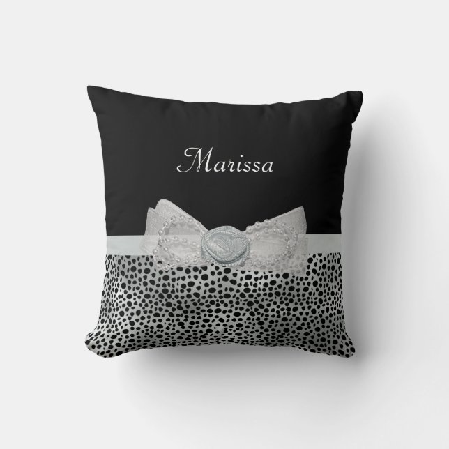 Elegante Silver Cheetah Print Frilly Bow mit Namen Kissen (Vorderseite)