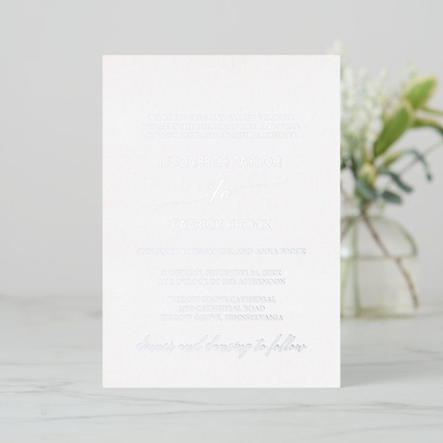 Elegante Silver Foil Calligraphy Formal Wedding Folieneinladung (Stehend vorne)