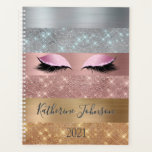 Elegante Silver Gold Rose Gold Glitzer Streifen Planer<br><div class="desc">Moderne, Glam, Lashes Makeup Künstler Imitate Silber, Gold und Rose gold Glitzer Streifen Planer. Dieses Design bietet Imitate glänzende Glitzer Streifen und gebürstetes Metall in Silber, Gold, Rosa Rosa Rosa Farbe Glitzer, Wimpern, Name und zweite Textvorlage. Der Name wird mit einem schönen handgeschriebenen Stilskript geschrieben. Perfektes weibliches Geschenk für Mädchen,...</div>