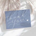 elegante Skript dusty Blue Hochzeit danke Karte<br><div class="desc">Eine moderne Hochzeitskarte mit einer wunderschönen weißen Schrift in einer staubblauen Farbe. Fügen Sie Ihren Gästen eine persönliche Danksagung hinzu.</div>
