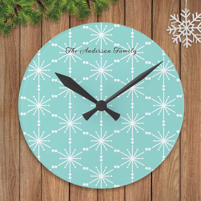 Elegante Snowflake Gemustert Personalisiert Modern Runde Wanduhr (A wall clock in light turquoise with geometric snowflakes pattern, personalized with a name)