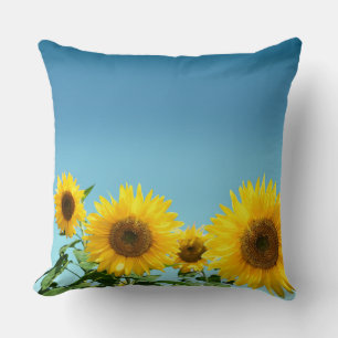 Elegante Sonnenblumen auf himmelblauen Schattierun Kissen