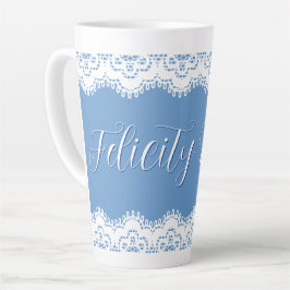 Elegante Spitze über rustikaler staubiger Bläue Milchtasse