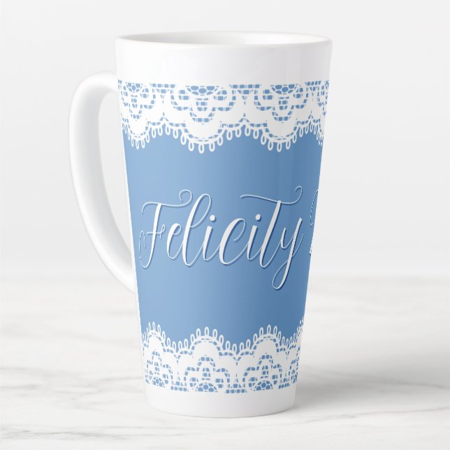 Elegante Spitze über rustikaler staubiger Bläue Milchtasse (Linke Ecke)