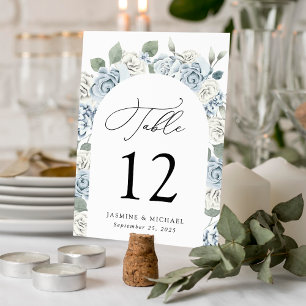 Elegante Staubblaue Florale Hochzeitsbogen Tischnummer