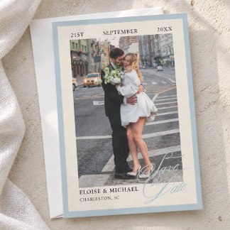 Elegante staubblaue Kalligrafie-Editorial-Foto Save The Date