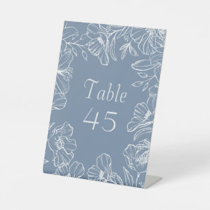 Elegante staubblaue Lilien-Hochzeitstisch-Nummernk Sockelschild