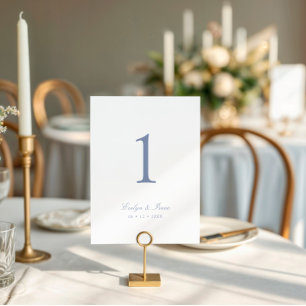 Elegante staubblaue Schrift Hochzeitstisch Nummer Einladung