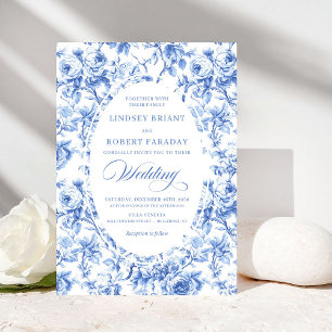 Elegante staubblaue Toile de Jouy Blumenhochzeit Einladung