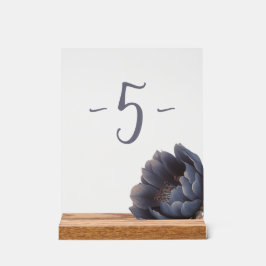 Elegante staubige blaue Blume Tischnummer Acrylschild