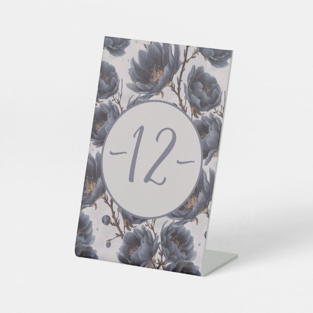 Elegante staubige blaue Blume Tischnummer Sockelschild (Vorderseite)