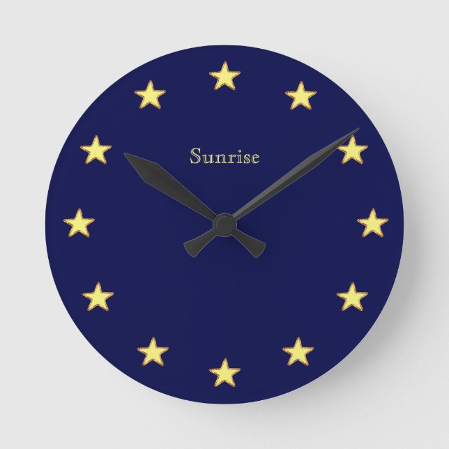Elegante Sterne auf Navy Blue Runde Wanduhr (Vorderseite)
