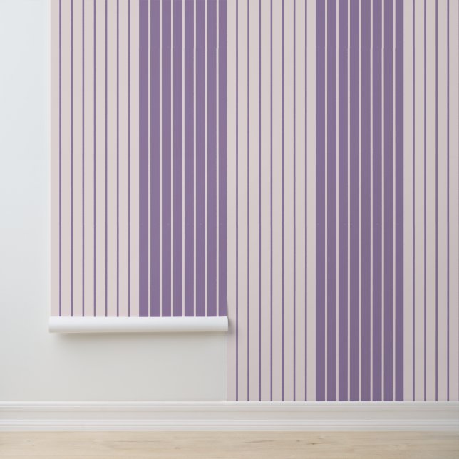 Elegante Streifen in Blush & Violet Tapete (Anwendung)