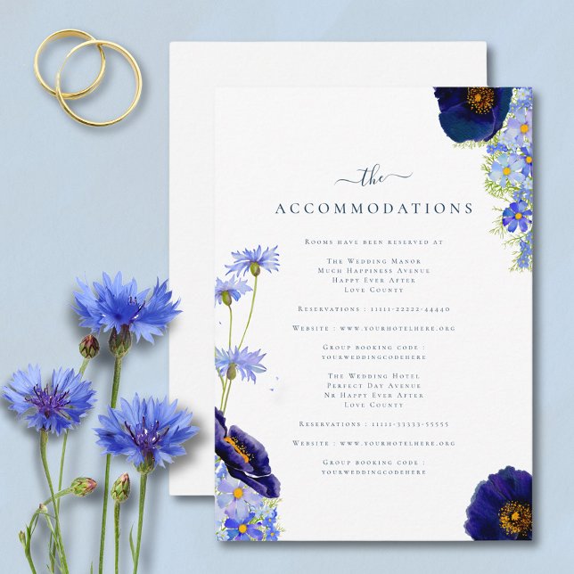Elegante Summer Floral Blue Hochzeitsunterkünfte Begleitkarte (Modern blue summer floral wedding invitation accommodations enclosure card)