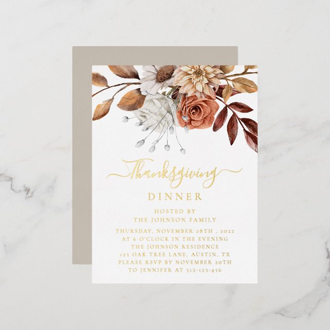 Elegante Taupe Fall Floral Blätter Erntedank Gold Folie Einladungspostkarte (Vorderseite/Rückseite)
