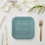 Elegante Teal-Kalligrafie Pappteller<br><div class="desc">Diese Hochzeitsschale zeigt ein minimalistisches und elegantes Design mit einem beruhigenden Türkis-Hintergrund, der eine ausgeklügelte Atmosphäre schafft. Das Layout ist zentriert und zeigt anpassbare Namen in einer fließenden Schreibschrift und ein Datum in einer einfachen serifenlosen Schrift, was Klarheit und Ausgewogenheit betont. Mit seiner modernen Ästhetik und sauberen Linien vermittelt das...</div>