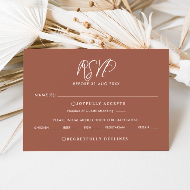 Elegante Terracotta Script Hochzeit im Herbst RSVP Einladung (Elegant burnt orange with white calligraphy and modern text wedding RSVP card )