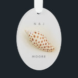 Elegante Tropical Junonia Beach Muschel Initials N Ornament<br><div class="desc">Elegante Tropical Junonia Beach Muschel Initials Name Ornament. Diese perfekte Junonia Beach Muschel ist mit hochauflösender Makrofotografie fotografiert und in der Junonia Beach Muschel Collection enthalten. Personalisieren Sie Ihre ersten Initialen und Ihren Namen. Junonia Mollusken leben in einer Tiefe von mehr als 30 Metern im Küstenmeer, daher finden Beach Combers...</div>