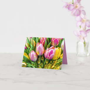 Elegante Tulpen mit goldenen Akzenten, Ostern Karte