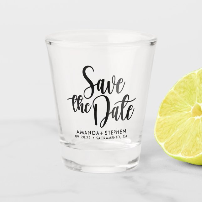 Elegante Typografie-Hochzeit rettet das Datum Schnapsglas (Vorderseite)