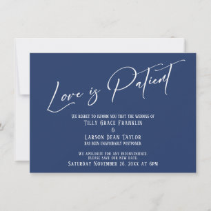 Elegante Typografie Liebe ist geduldig Marinekarte Einladung