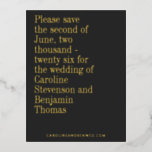 Elegante Typografie Moderne Save the Date Gold Folie Einladungspostkarte<br><div class="desc">Klassische Elegant-Gold-Foil-Typografie auf einem Schwarzen Hintergrund Minimalistisch Moderne Hochzeit Sichern Sie das Datum Postkarte</div>