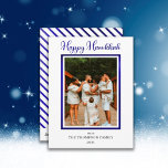 Elegante und klassische Imitate Foil Foto Happy Ha Feiertagskarte<br><div class="desc">Elegantes und klassisches Design mit weißer und Imitat blauer Folie Foto "Happy Hanukkah" Design mit einem Imitat blauen Rahmen auf der Vorderseite für Ihr Foto und den Gruß "Happy Hanukkah" auch in Imitat blauen Folie mit Imitat blauen Folie und weißen diagonalen Streifen auf der Rückseite. Komposites Design von Holiday Hearts...</div>
