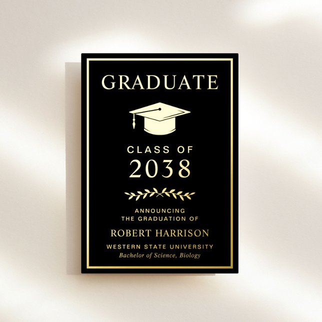 Elegante Uni Schwarzer Abschluss Ankündigung (An elegant college graduation announcement to celebrate the graduate's achievements)