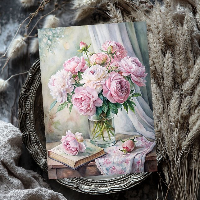 Elegante Vase mit rosafarbenen Pfannkuchen auf dem Seidenpapier (Elegant vase with pink peonies on table tissue paper)