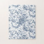 Elegante Vintage französische Stickereitoilette<br><div class="desc">Elegantes und verziertes Vintag-weiß-blaues Jouy-Muster mit exotischen Blume, Weinreben und Blättern, die mit Garland und Körben von Rose verwoben sind. Dieses Muster wurde um 1910 in der Smithsonian-Sammlung aus einem historischen französischen Textilfragment adaptiert. Muster sind hoch, können aber nicht gekachelt werden.</div>