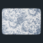 Elegante Vintage französische Stickereitoilette Badematte<br><div class="desc">Elegantes und verziertes Vintag-weiß-blaues Jouy-Muster mit exotischen Blume,  Weinreben und Blättern,  die mit Garland und Körben von Rose verwoben sind. Dieses Muster wurde um 1910 in der Smithsonian-Sammlung aus einem historischen französischen Textilfragment adaptiert. Muster sind hoch,  können aber nicht gekachelt werden.</div>