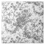 Elegante Vintage französische Stickereitoilette Fliese<br><div class="desc">Elegantes und verziertes Vintages Jouy-Muster mit exotischen Blume,  Weinreben und Blättern,  verwoben mit Garland und Körben von Rose. Dieses Muster wurde um 1910 in der Smithsonian-Sammlung aus einem historischen französischen Textilfragment adaptiert. Muster sind hoch,  können aber nicht gekachelt werden.</div>